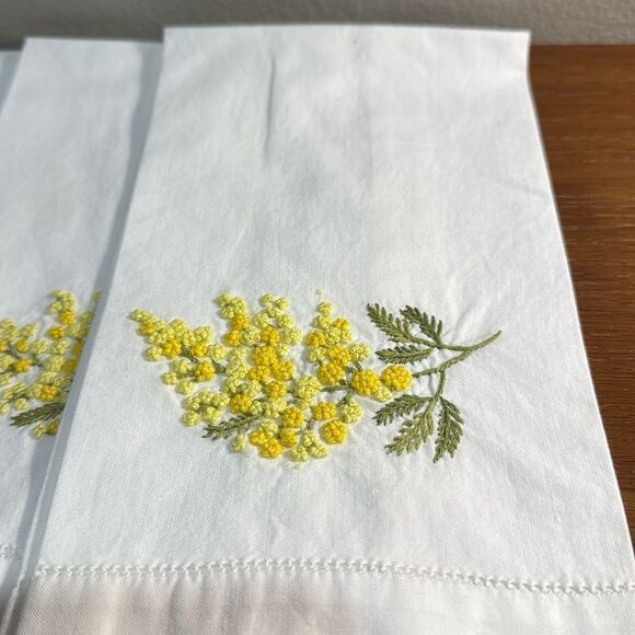 This bundle includes a total of six items: three napkins and three placemats. - Picture 3 of 4